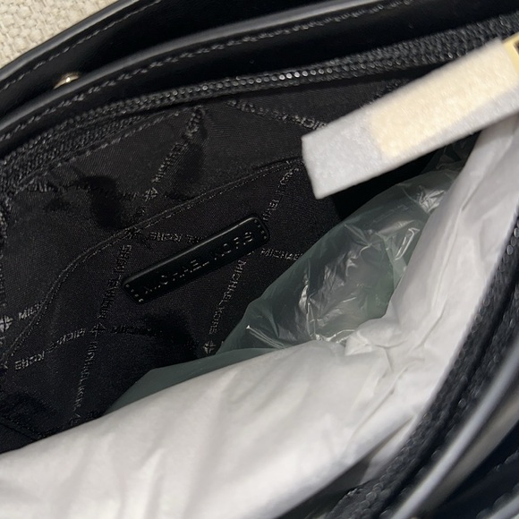 NWT Michael Kors Trisha Leather Medium Triple
Compartment Crossbody - Picture 11 of 12